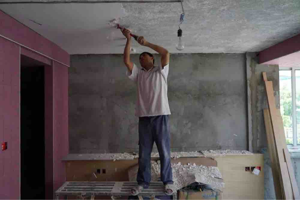 接下来进行铲墙皮工作,将乳胶漆和腻子统统铲