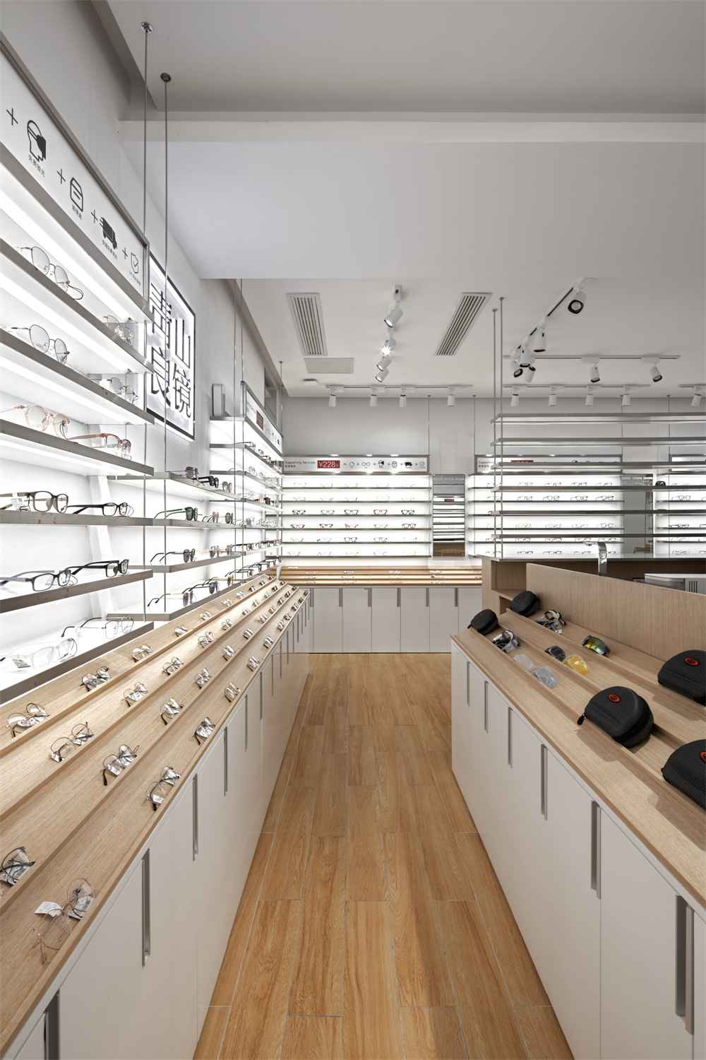 合肥眼镜店墨镜店装修,发光玻璃体,光与极简形体塑造新店铺地标