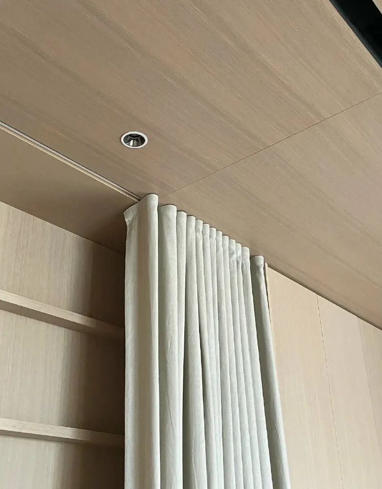 内嵌蛇形轨道加上亚麻窗帘