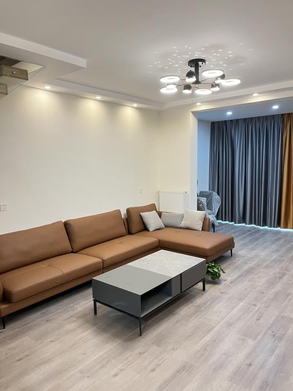 只用了米色乳胶漆装点的客厅,但凡再多一笔都不好看!-齐家网